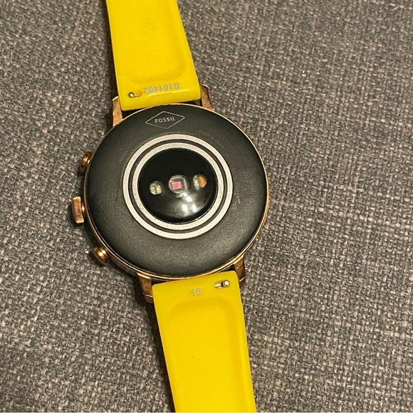 Fossil Smartwatch Model DW7F1 Rose Gold & Yellow Strap - Picture 5 of 9